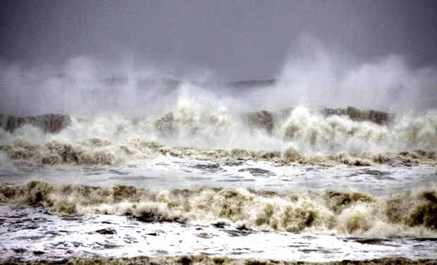 Hudhud: Andhra, Odisha grapple with aftermath, PM to visit