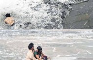 Love in time of Cyclone Hudhud: Love in Breathtaking pics of man rescuing his wife