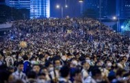 Hong Kong police in fresh assault on protest barricades