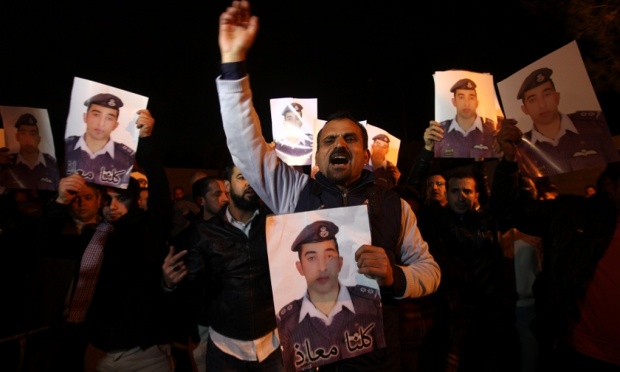 Isis sets sunset deadline for Jordan to free bomber and save hostage