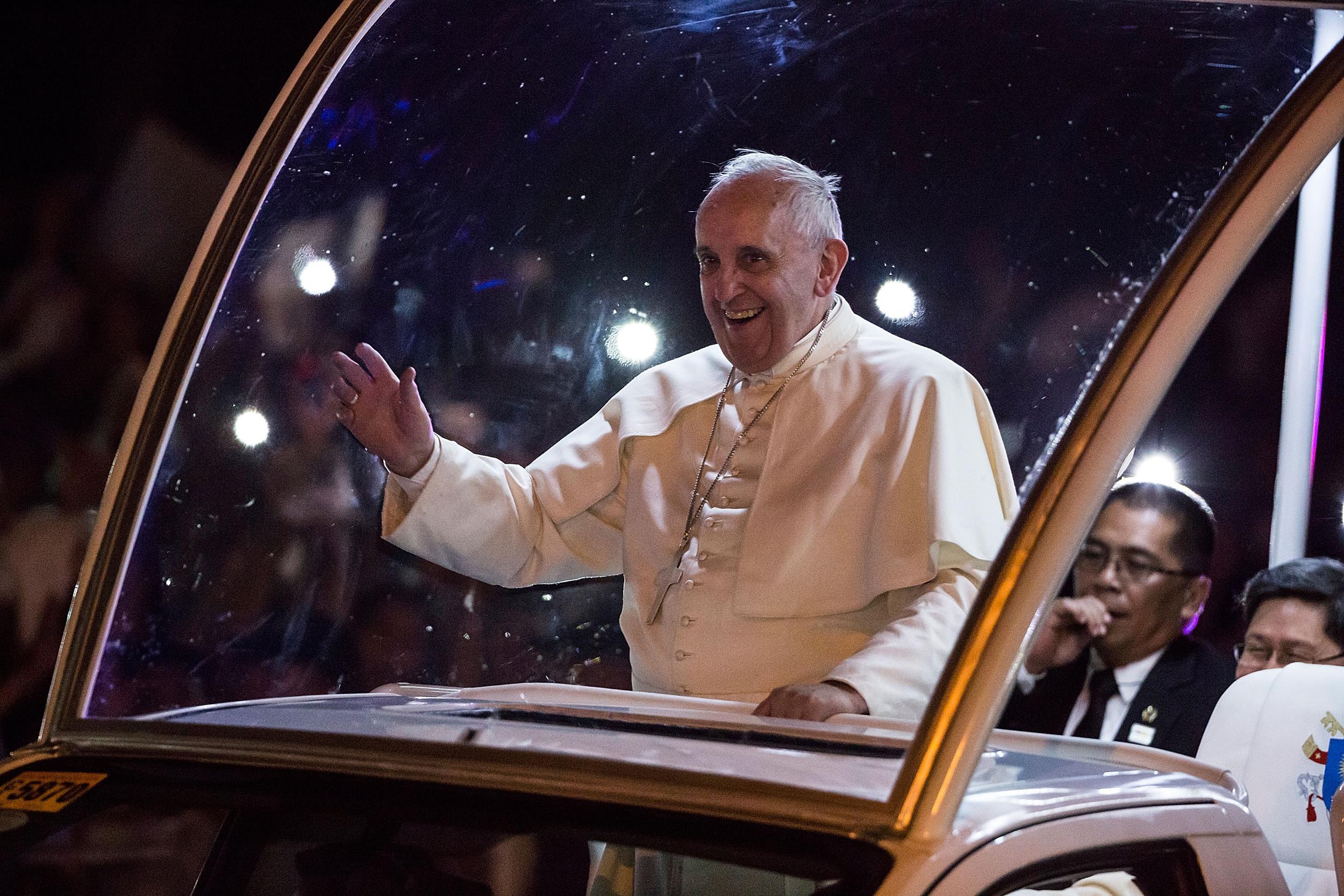 Rapturous welcome for pope in Philippines