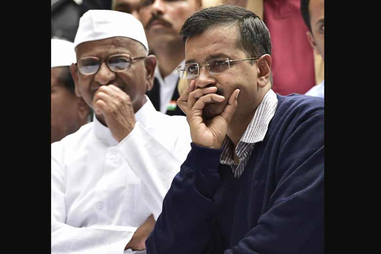 After almost three years, Arvind Kejriwal shares dais with Anna Hazare