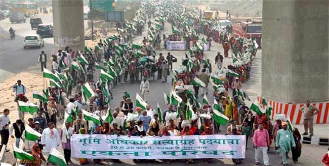Farmers’ unions march to Parliament against land ordinance