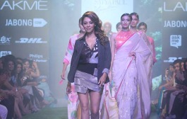 Lakme Fashion Week: Shah Rukh khan’s Wife Gauri Khan Sets The Ramp On Fire