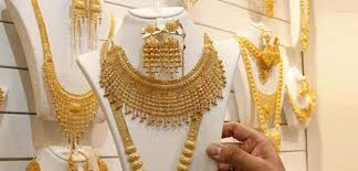 Gold halts rally on stockists selling, weak global cues