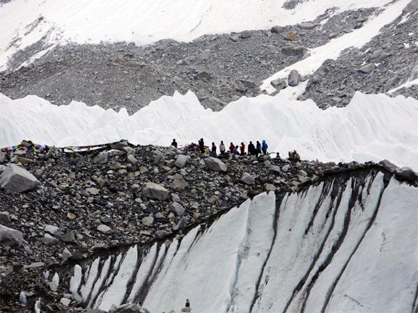 17 climbers dead in quake-triggered avalanche on Mt Everest