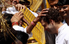 Congress VP Rahul Gandhi meets farmers ahead of major rally