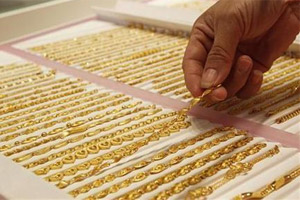 Gold skids below Rs 27k mark on heavy stockists selling