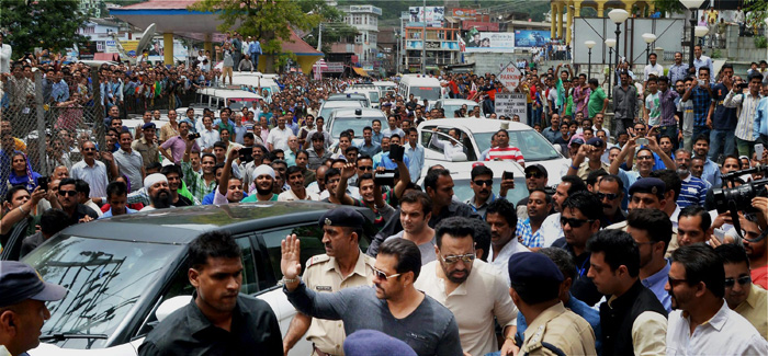 Salman Khan Thrills Mandi Crowd at Arpita and Aayush’s Reception