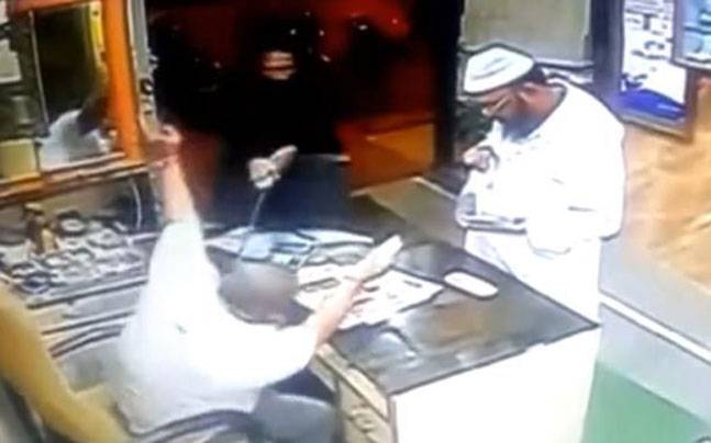 Mumbai: Customer saves life of physically challenged shopkeeper attacked with sword