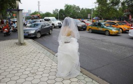 Bride anxiously awaits late groom in China