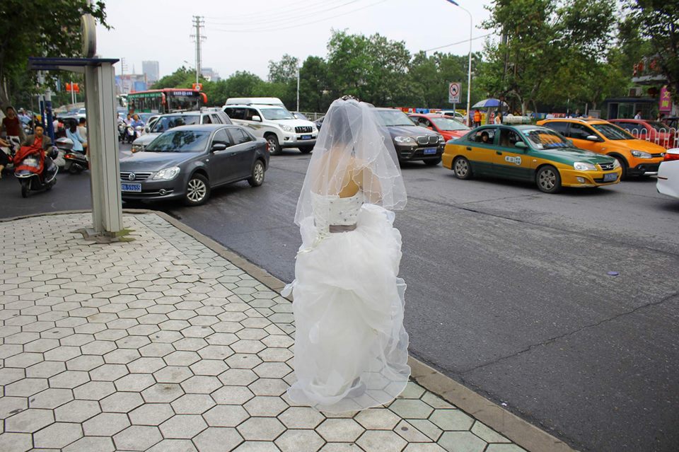 Bride anxiously awaits late groom in China