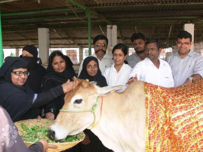 Setting example of communal harmony, Muslim women urge to protect cow