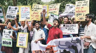 Standoff between police, FTII students amid protest against Gajendra Chauhan