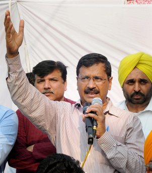 Defamation suit: HC asks Kejriwal, Azad to file written replies