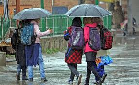 Fresh snowfall in Gulmarg, steady rains lash Srinagar