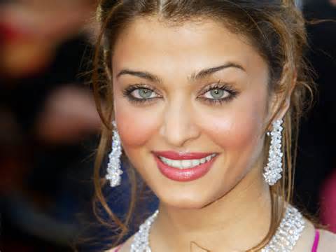 Aishwarya Rai Bachchan makes heads turn at Cannes 2016