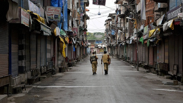 Strict curfew after dusk in Kashmir makes life more difficult