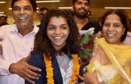 Sakshi reaches Haryana, presented Rs 2.5 crore cheque