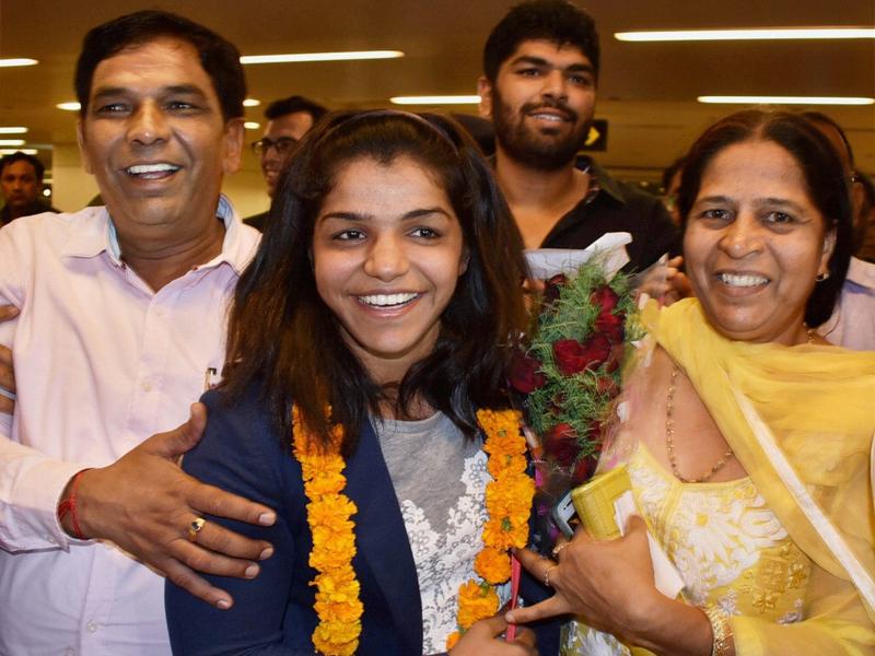 Sakshi reaches Haryana, presented Rs 2.5 crore cheque