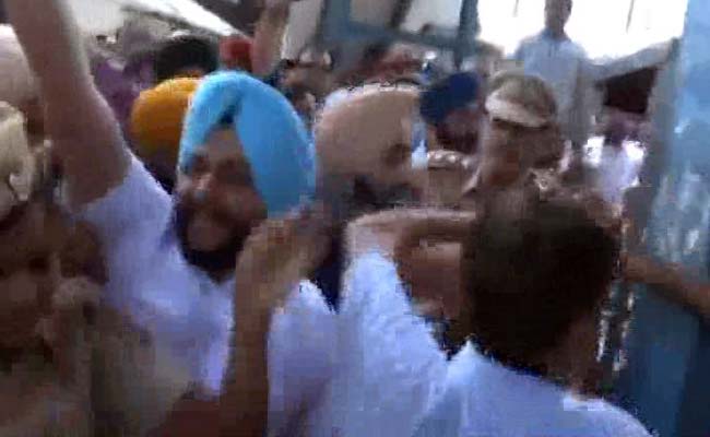 Kejriwal heckled by protesters at Delhi, Ludhiana railway stat