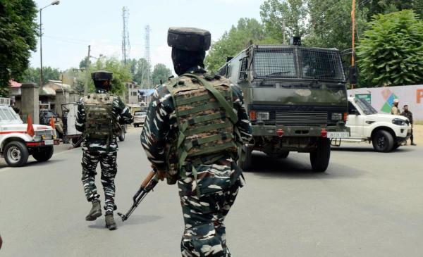 Three security personnel injured in Pulwama encounter