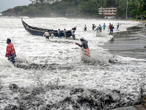 Heavy rains lash Kerala; water level rises in many dams