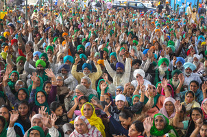 Farmers in hundreds descend at Delhi-UP border on protest anniversary