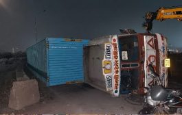 Thane News: Container Carrying Parle-G Biscuits Overturns Near Kharegaon Toll Naka, Diesel Spill Disrupts Nashik-Mumbai Highway