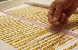 Gold skids below Rs 27k mark on heavy stockists selling