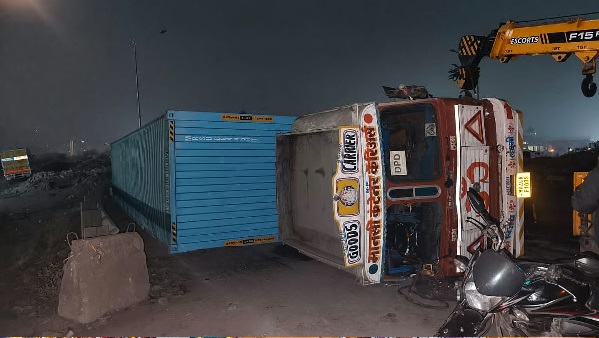 Thane News: Container Carrying Parle-G Biscuits Overturns Near Kharegaon Toll Naka, Diesel Spill Disrupts Nashik-Mumbai Highway